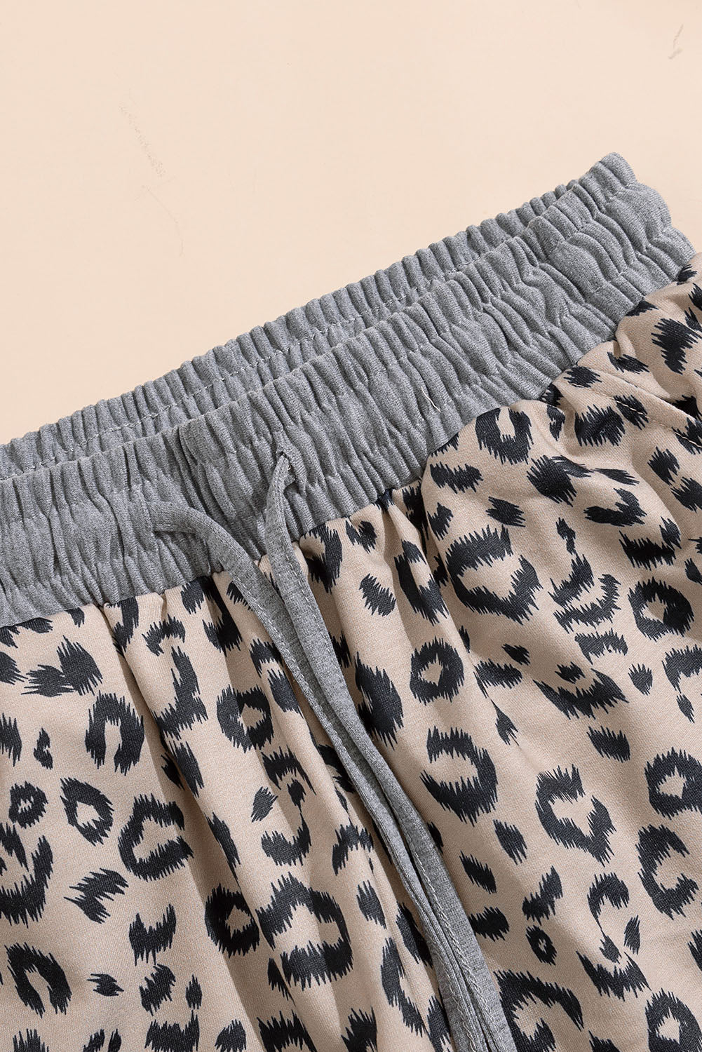 Pantaloncini casual estivi con stampa leopardata kaki e coulisse in vita