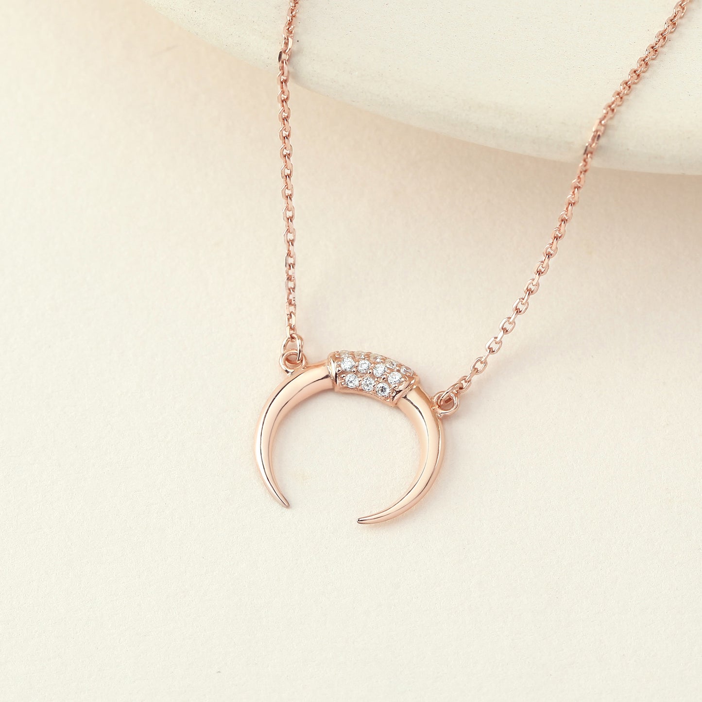 Collana con luna in CZ Collana con corno Collana a strati