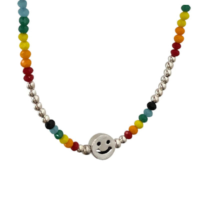 Collana di perline colorate da donna con faccia felice 