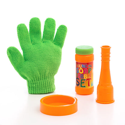 Junior conosce il gioco delle bolle di sapone con il guanto