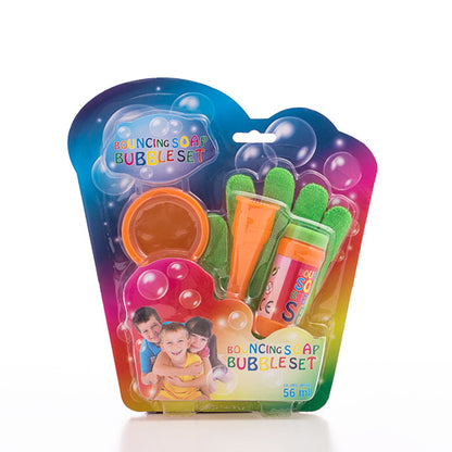 Junior conosce il gioco delle bolle di sapone con il guanto