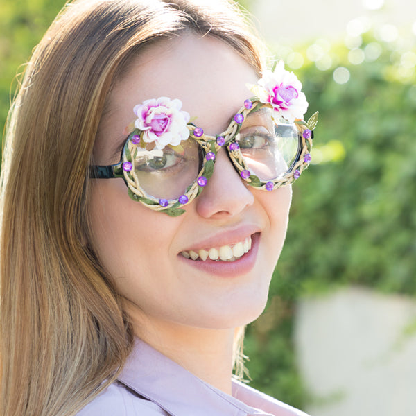 Occhiali da festa alla moda con fiori e diamanti